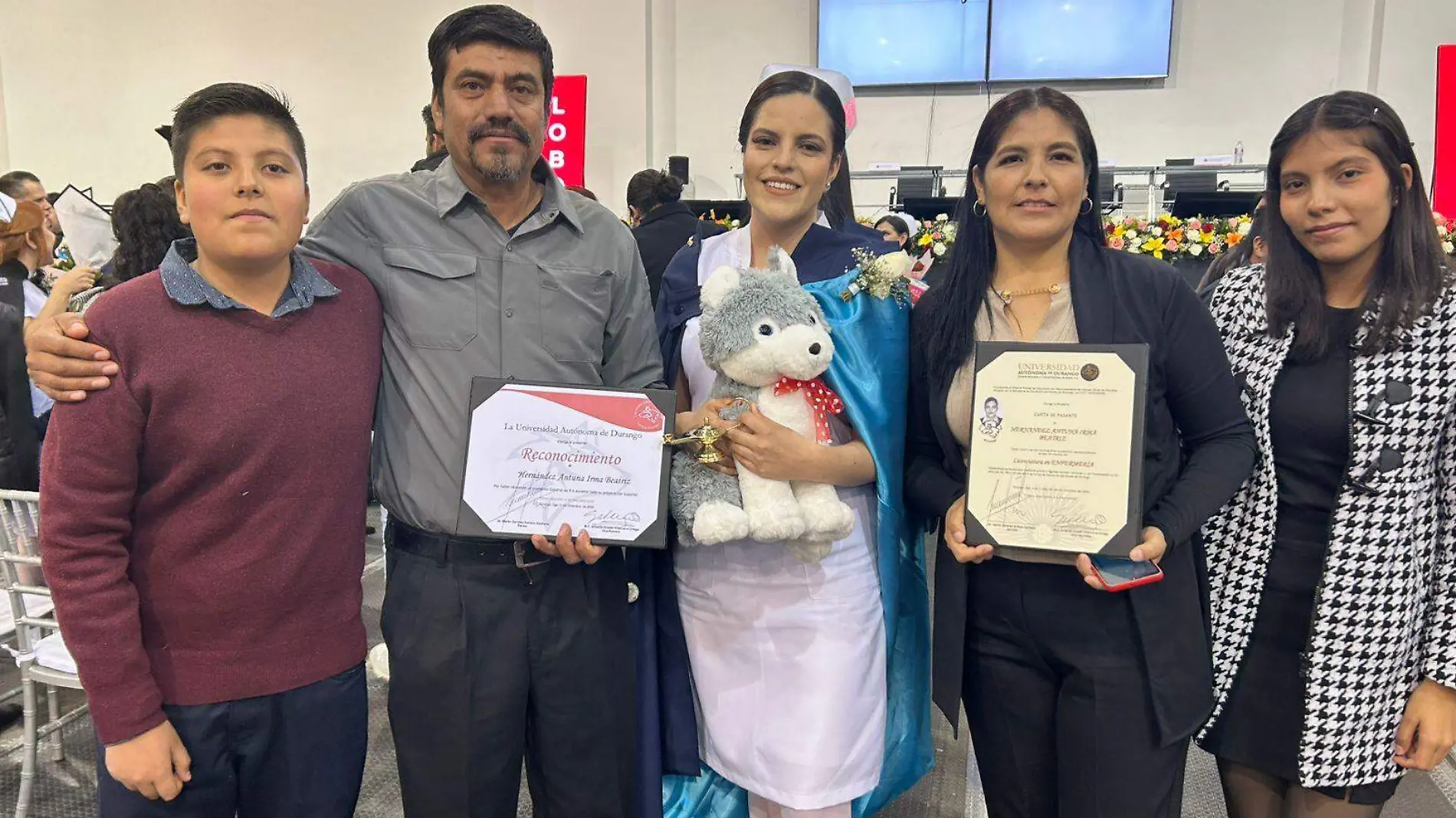 Beatriz Hernández recibe título en enfermería con mención honorífica